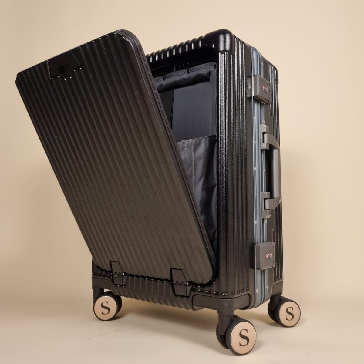 Valise premium Maison Solen avec ouverture frontale pratique, idéale comme valise élégante et fonctionnelle.