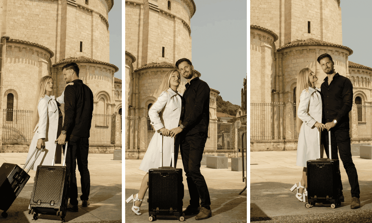 Couple élégant devant un monument historique voyageant avec une valise cabine aluminium premium Maison Solen noire, symbole de luxe et de raffinement en déplacement.